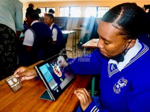 Student Exploring the human heart using Augmentend Reality