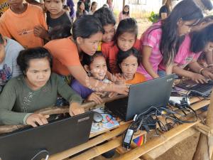 El entusiasmo de los niños indígenas por la alfabetización digital