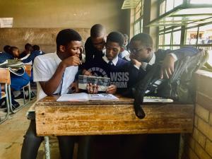 Des étudiants collaborent à des expériences scientifiques à l'aide d'une application de laboratoire scientifique mobile